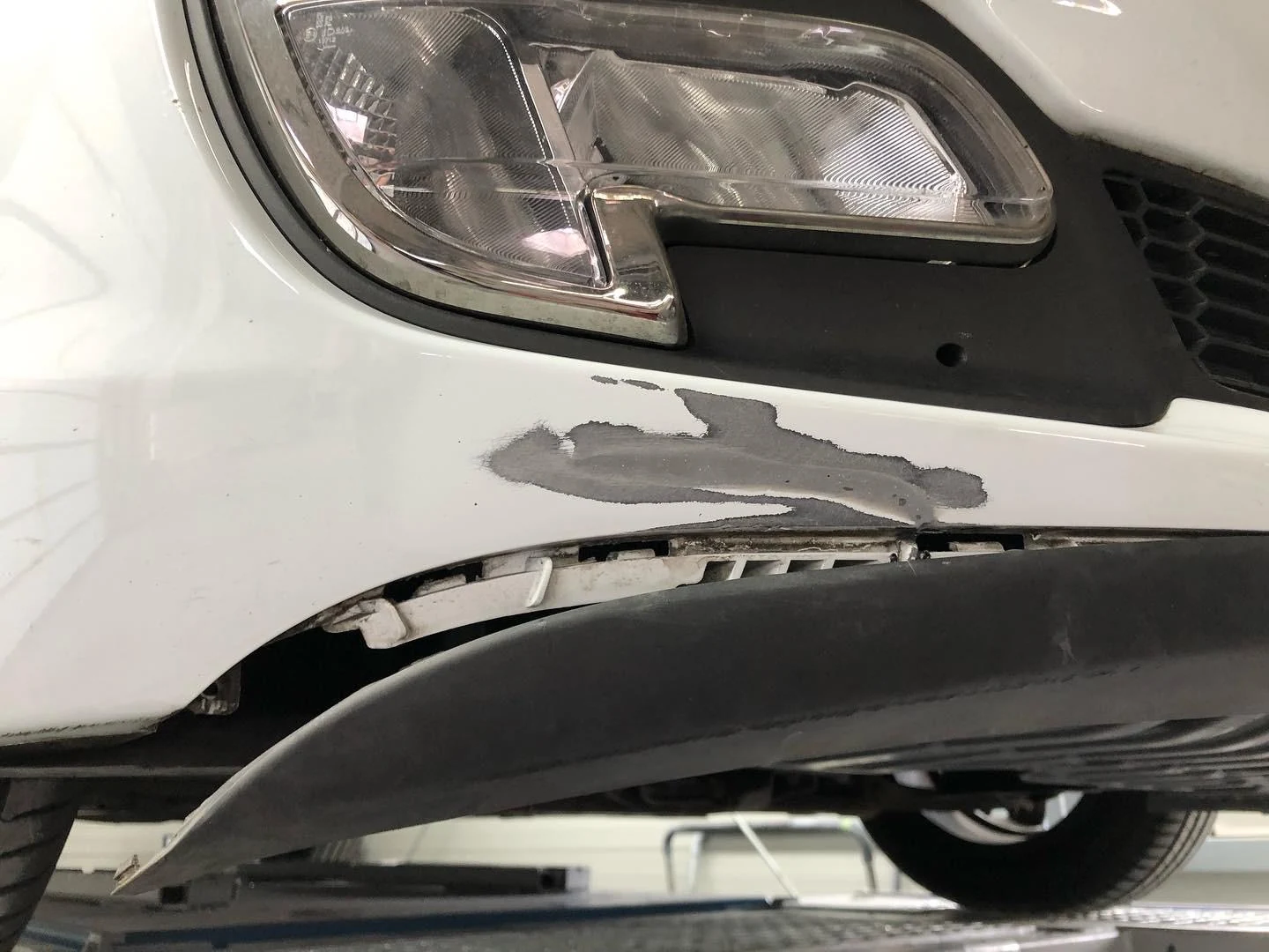 Kia während der Reparatur mit aufgetragener Spachtelmasse