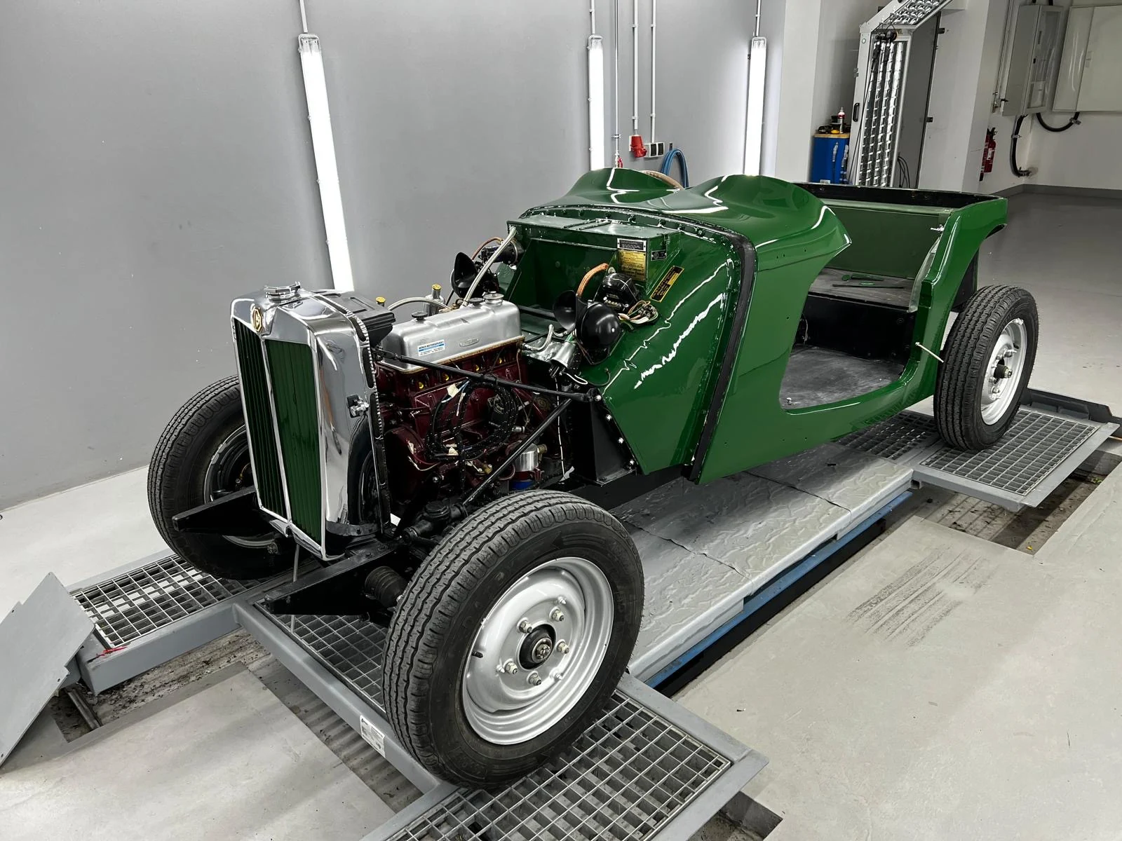 Nachher: Oldtimer grün fertig lackiert