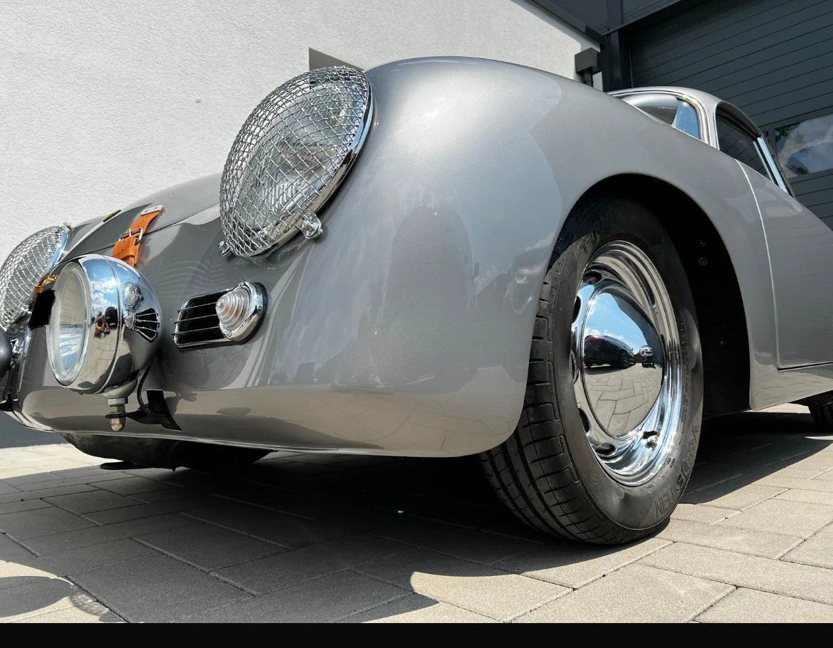 Oldtimer Roadster fertig lackiert